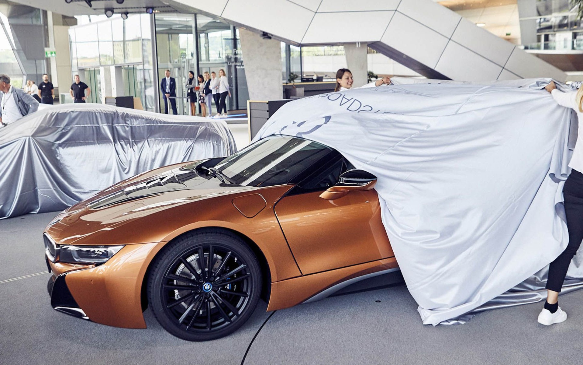 Η BMW παρέδωσε 18 i8 Roadster σε μια μέρα
