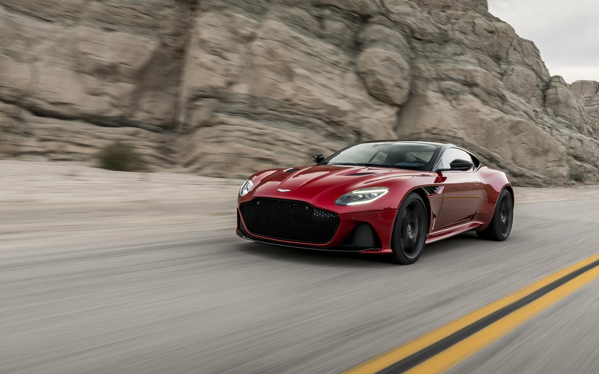 Aston Martin DBS Superleggera: Ελαφριά και με 725 ίππους (vid)