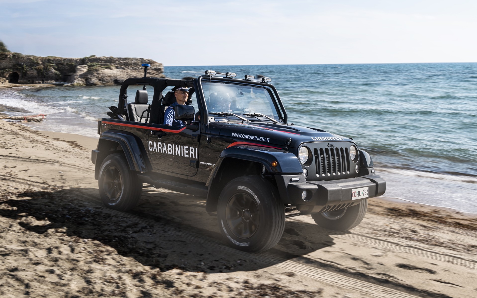 Τώρα δεν ξεφεύγεις ούτε… στις παραλίες