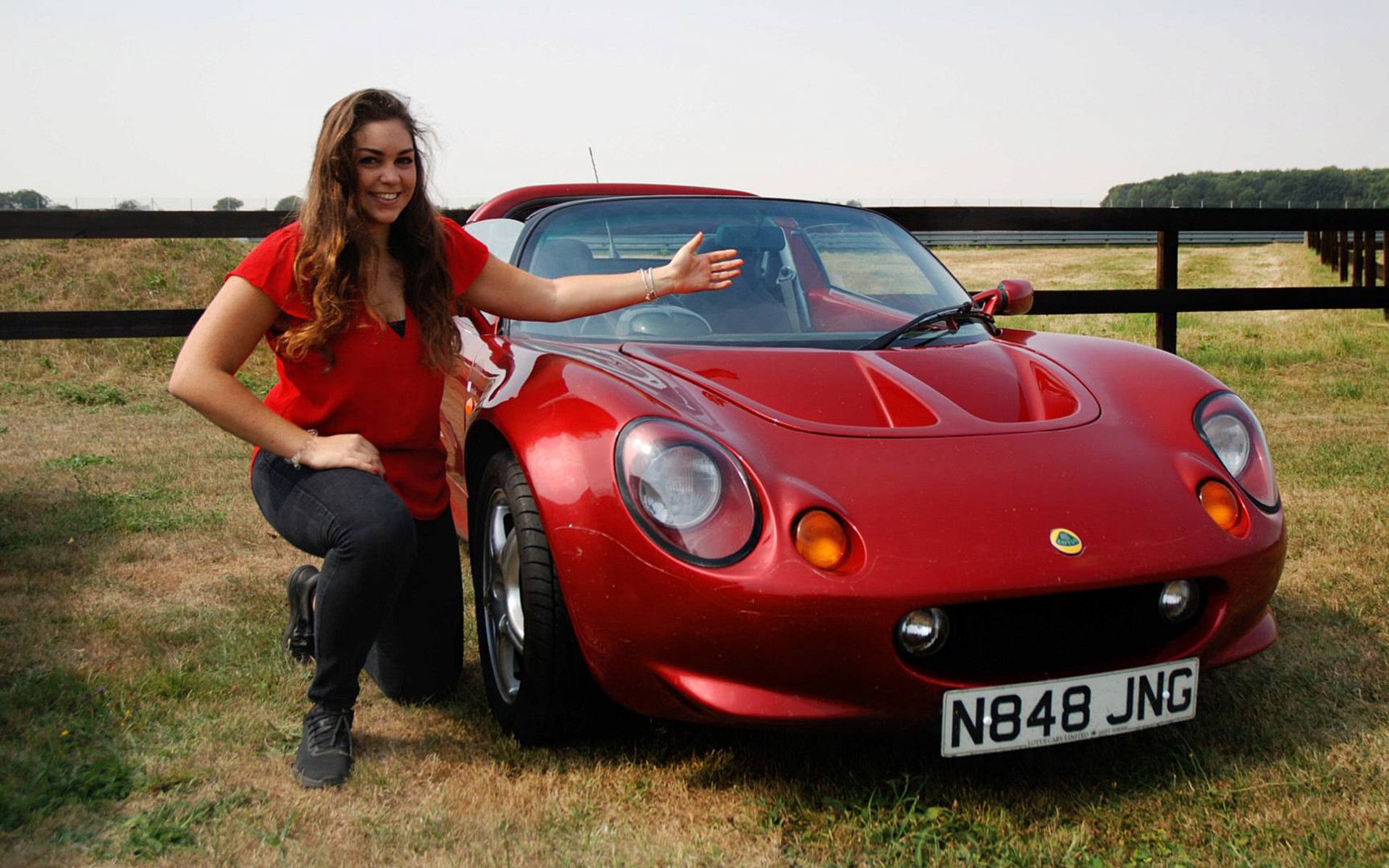 H Lotus Elise ονομάστηκε από αυτό το κορίτσι