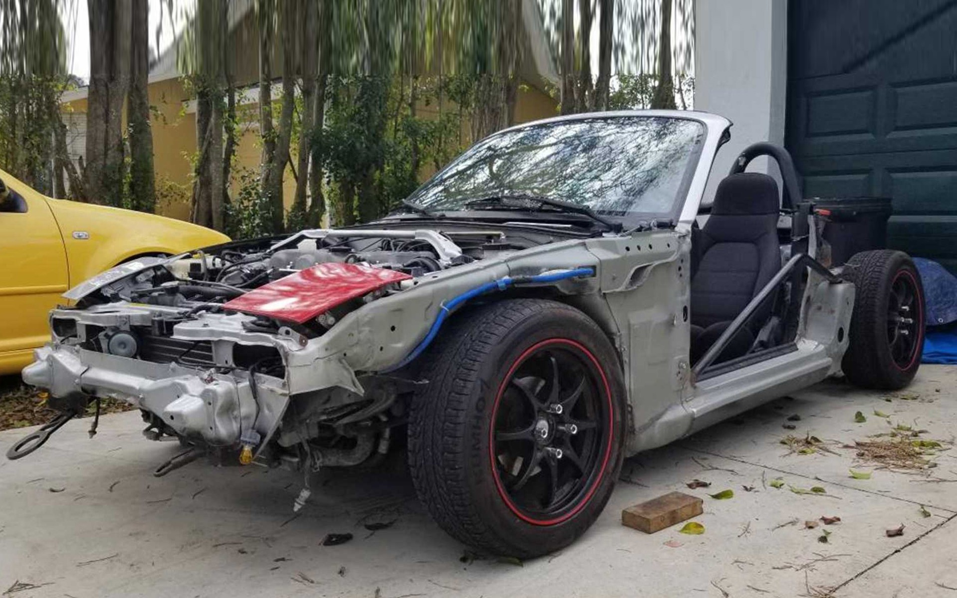 Αυτό το Mazda MX-5 δείχνει πολύ επικίνδυνο