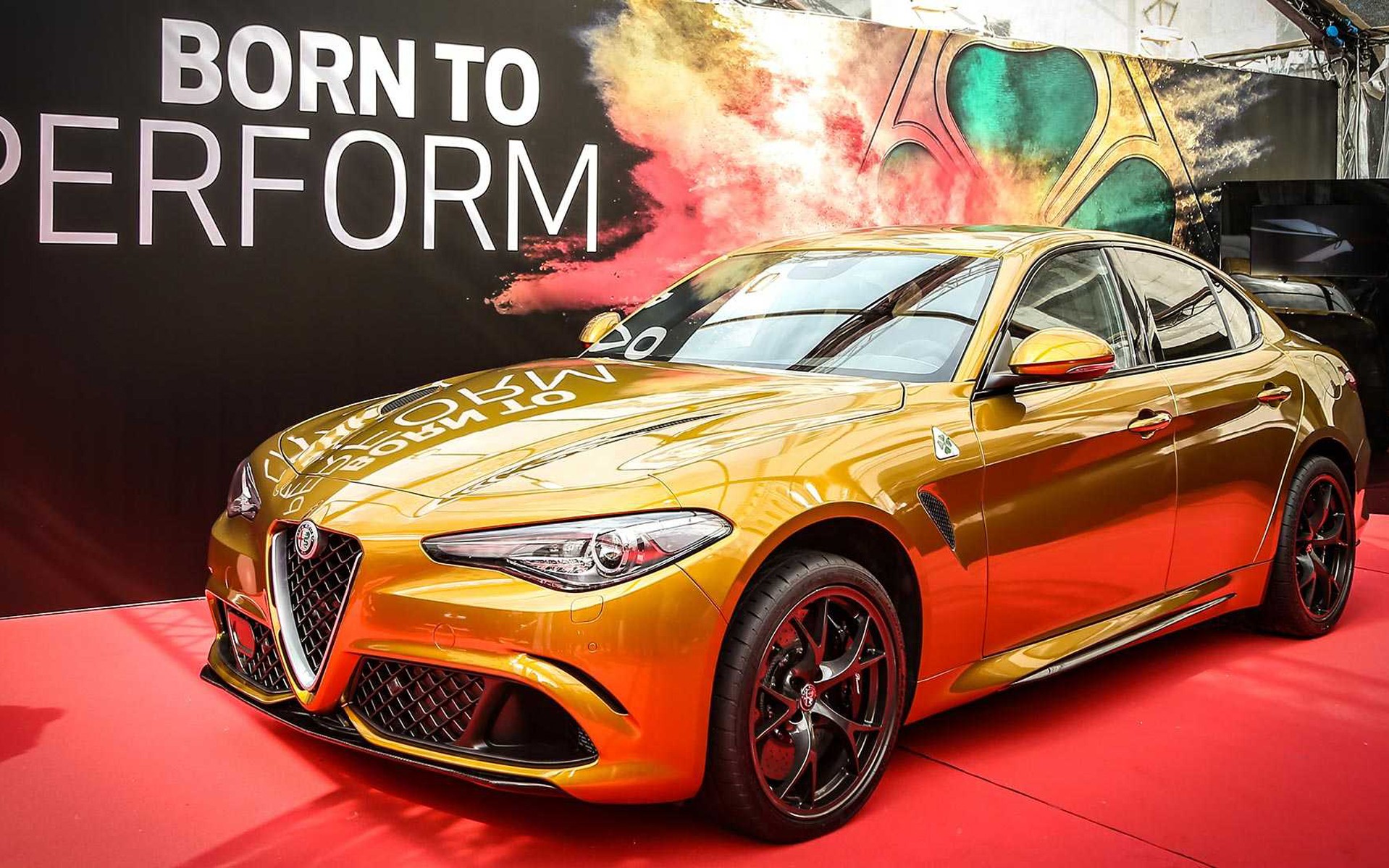 Χρυσή Alfa Romeo Giulia QV για το Mille Miglia