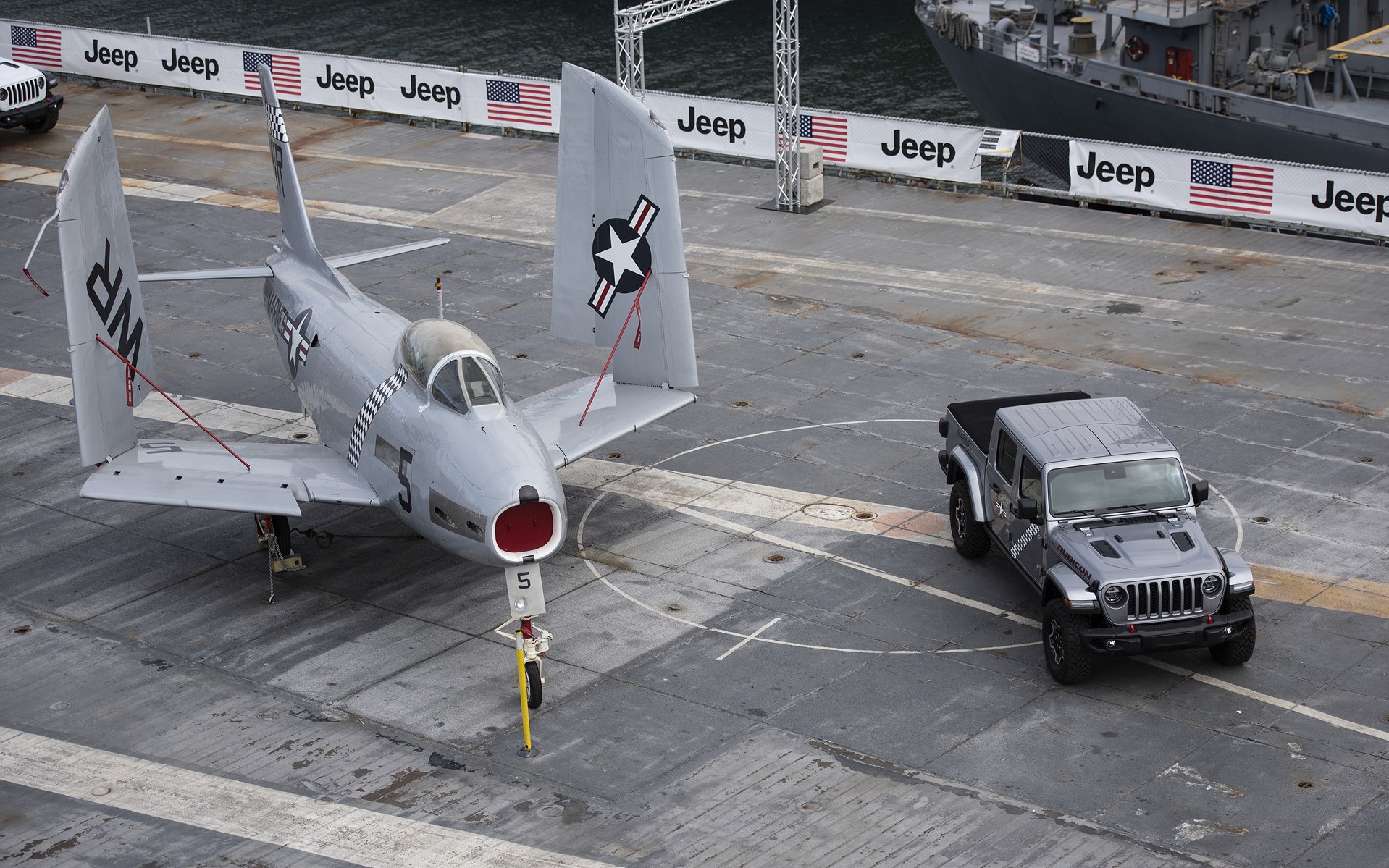 Το νέο pick up της Jeep πάνω σε αεροπλανοφόρο!