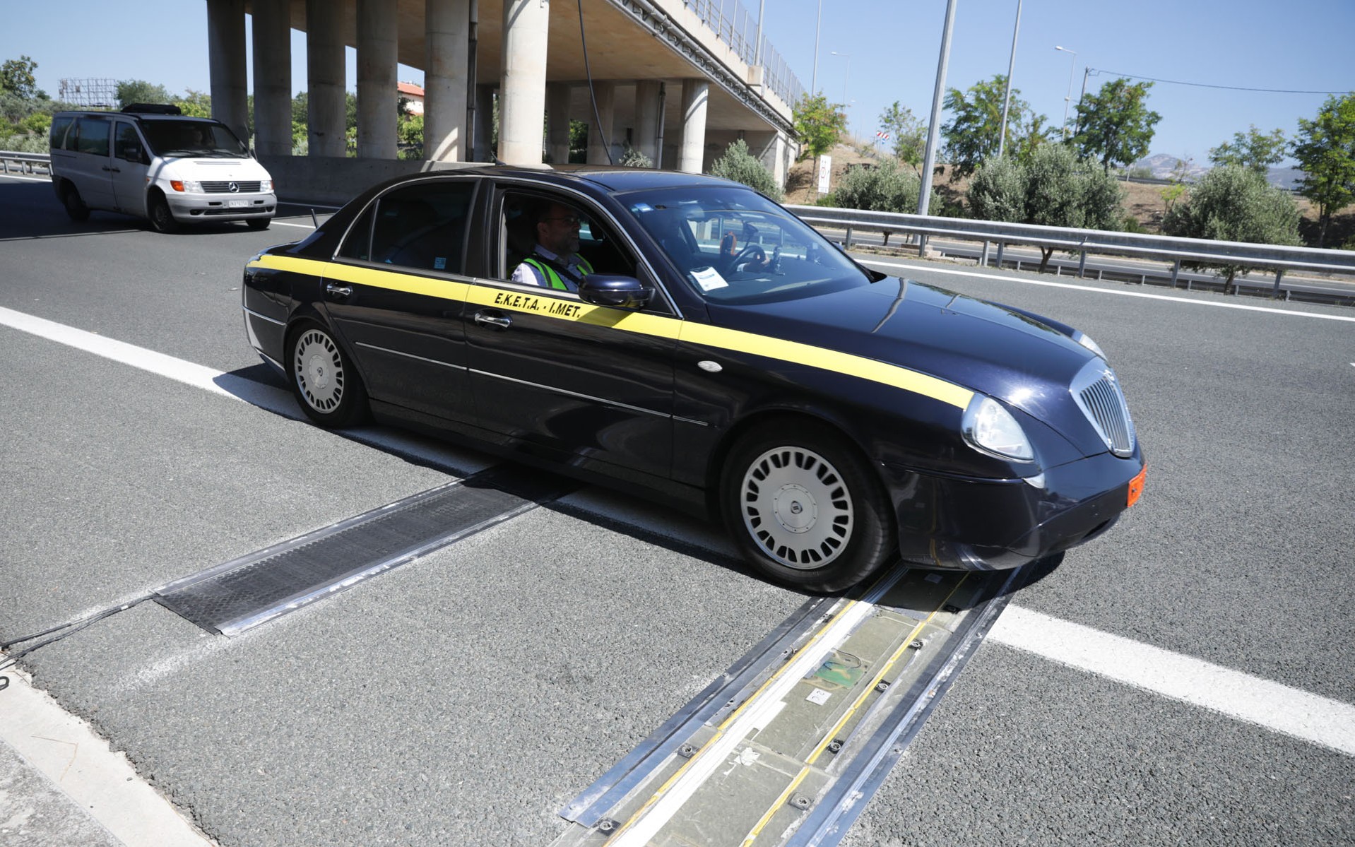 Δοκιμές στην Ελλάδα: Λωρίδες στο δρόμο που «επικοινωνούν» με τα οχήματα (video)