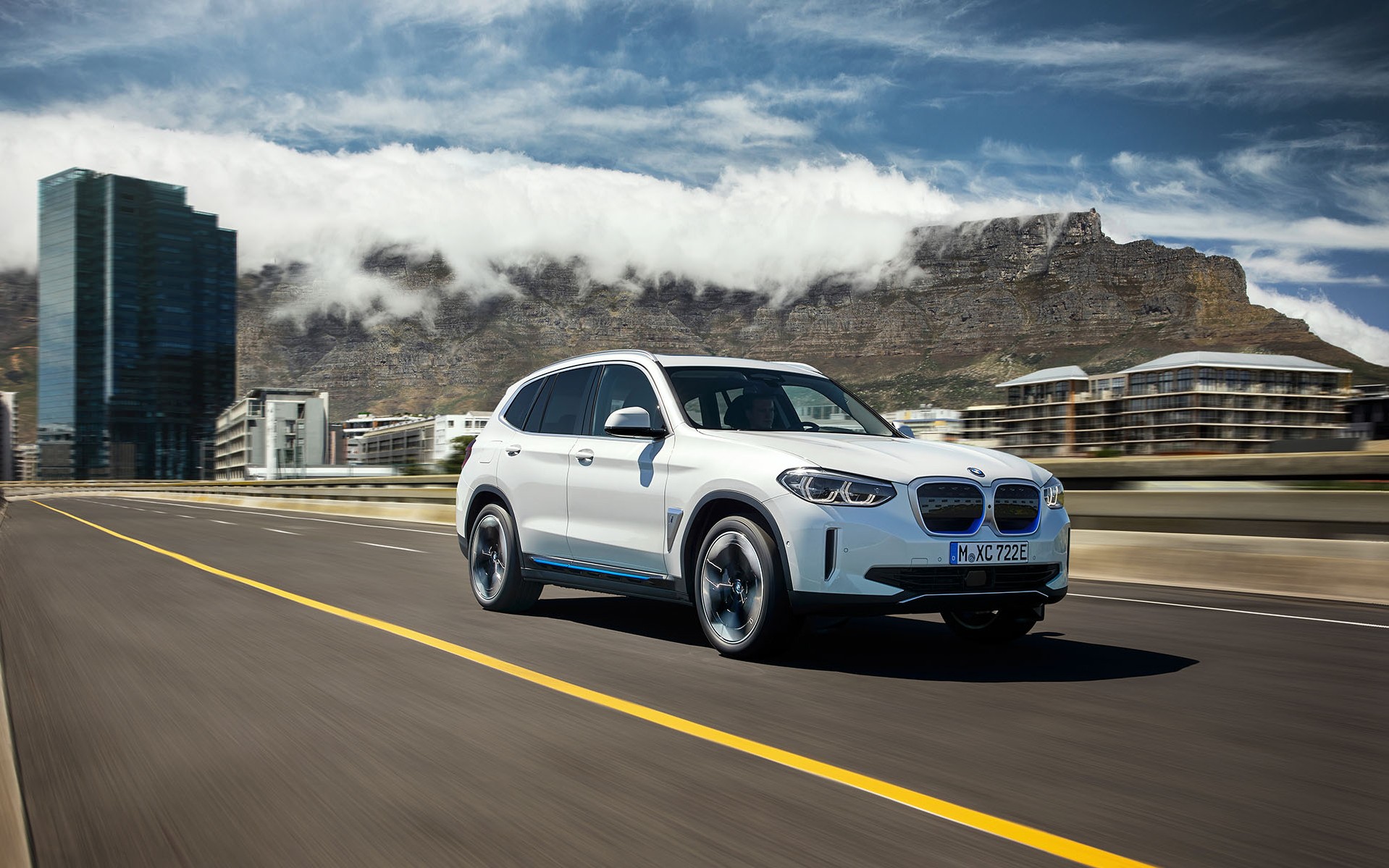 Οδηγούμε τη νέα ηλεκτροκίνητη BMW iX3