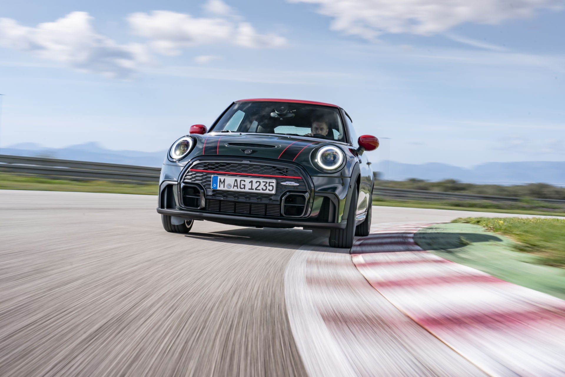 Το MINI John Cooper Works φρεσκάρεται για το 2022