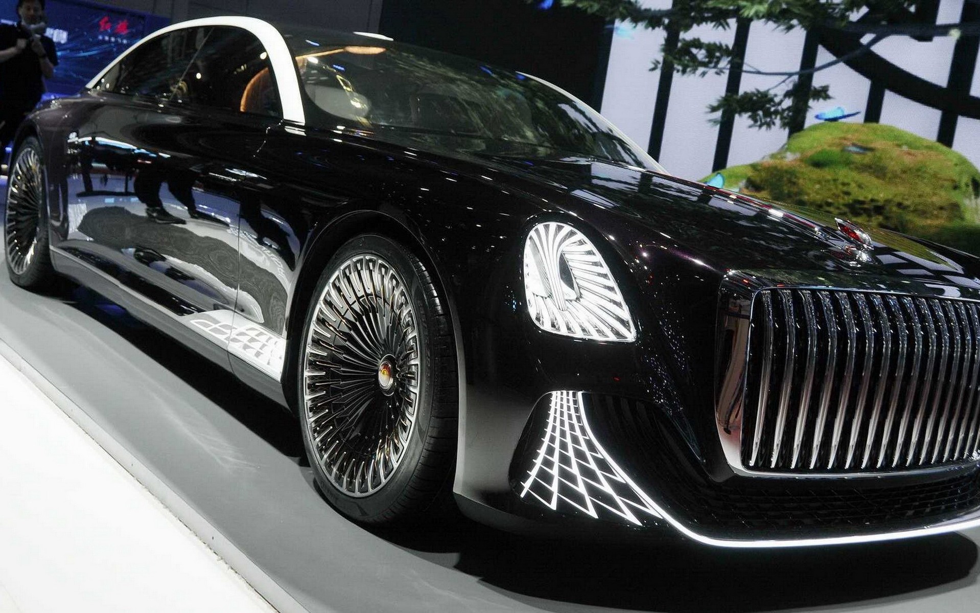 Hongqi L-Concept: Η λιμουζίνα που δεν έχει τιμόνι αλλά έχει πολυέλαιο 