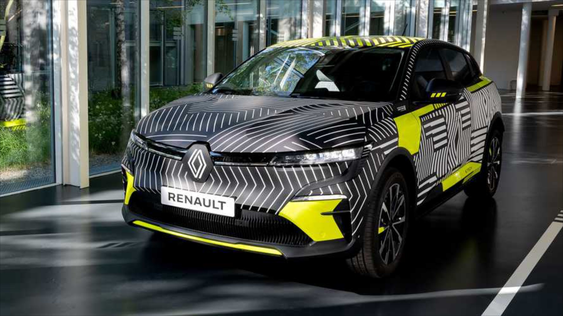 Πρώτες εικόνες του νέου ηλεκτρικού Renault Megane των 220 ίππων