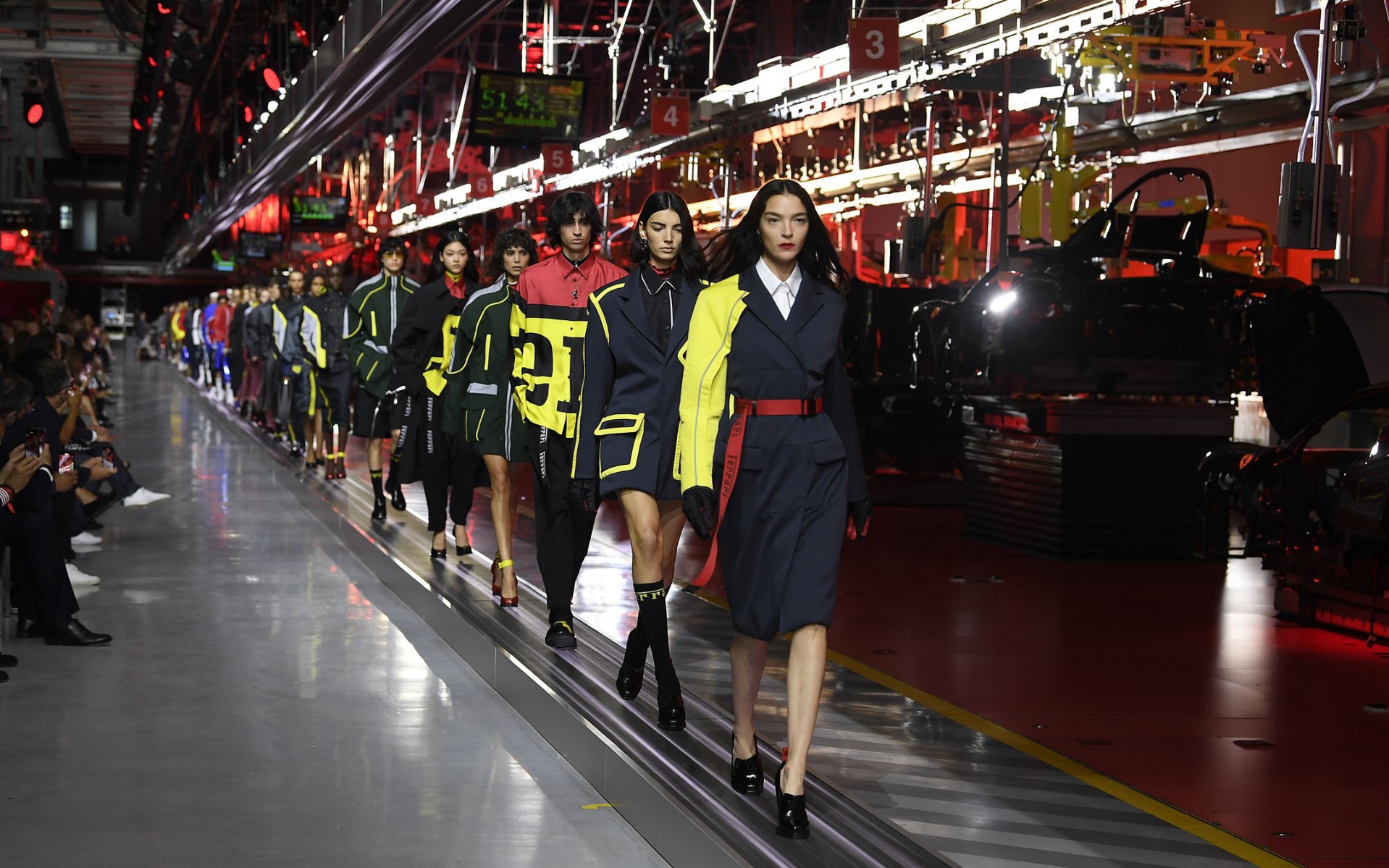 Δεν θα πιστέψεις ποια θρυλική αυτοκινητοβιομηχανία μπήκε στον κόσμο της μόδας