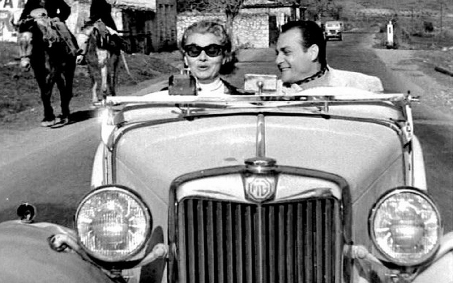 Όταν ο Λάμπρος Κωνσταντάρας κατέστρεψε ένα διθέσιο MG στα γυρίσματα της ταινίας «Ούτε γάτα ούτε ζημιά»