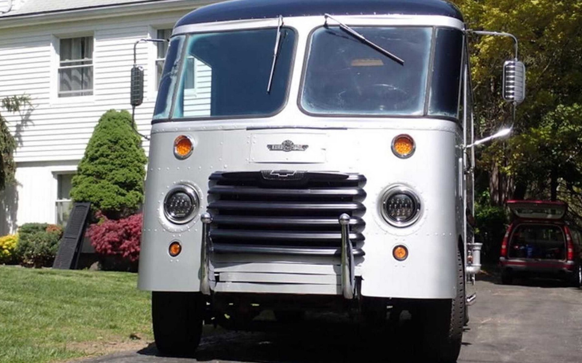 Θα έδινες 35.000 ευρώ για αυτό το αλουμινένιο vintage τροχόσπιτο; [Video]