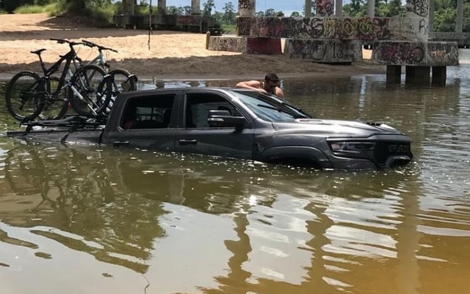 Ο οδηγός αυτού του Ram 1500 TRX πίστευε ότι το αυτοκίνητο είναι άτρωτο!