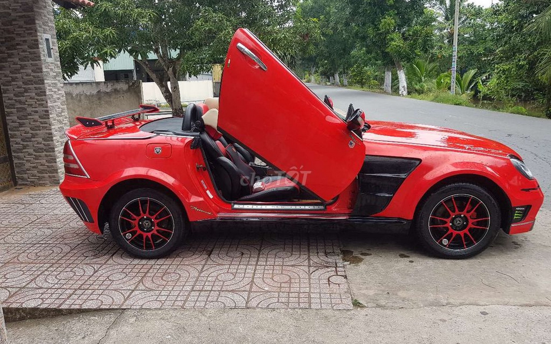 Πώς μπορείς να καταστρέψεις πλήρως την εμφάνιση μιας Mercedes-Benz SLK;