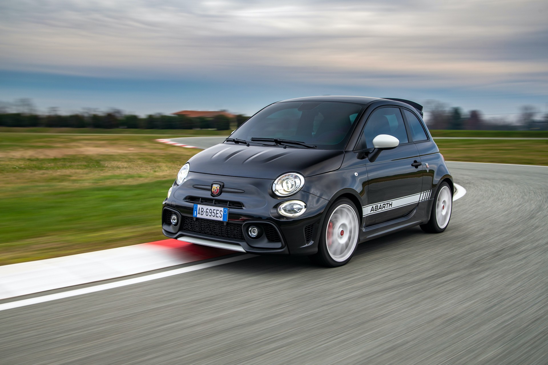 Πόσο κοστίζει στην Ελλάδα το συλλεκτικό Abarth 695 Esseesse; (video)