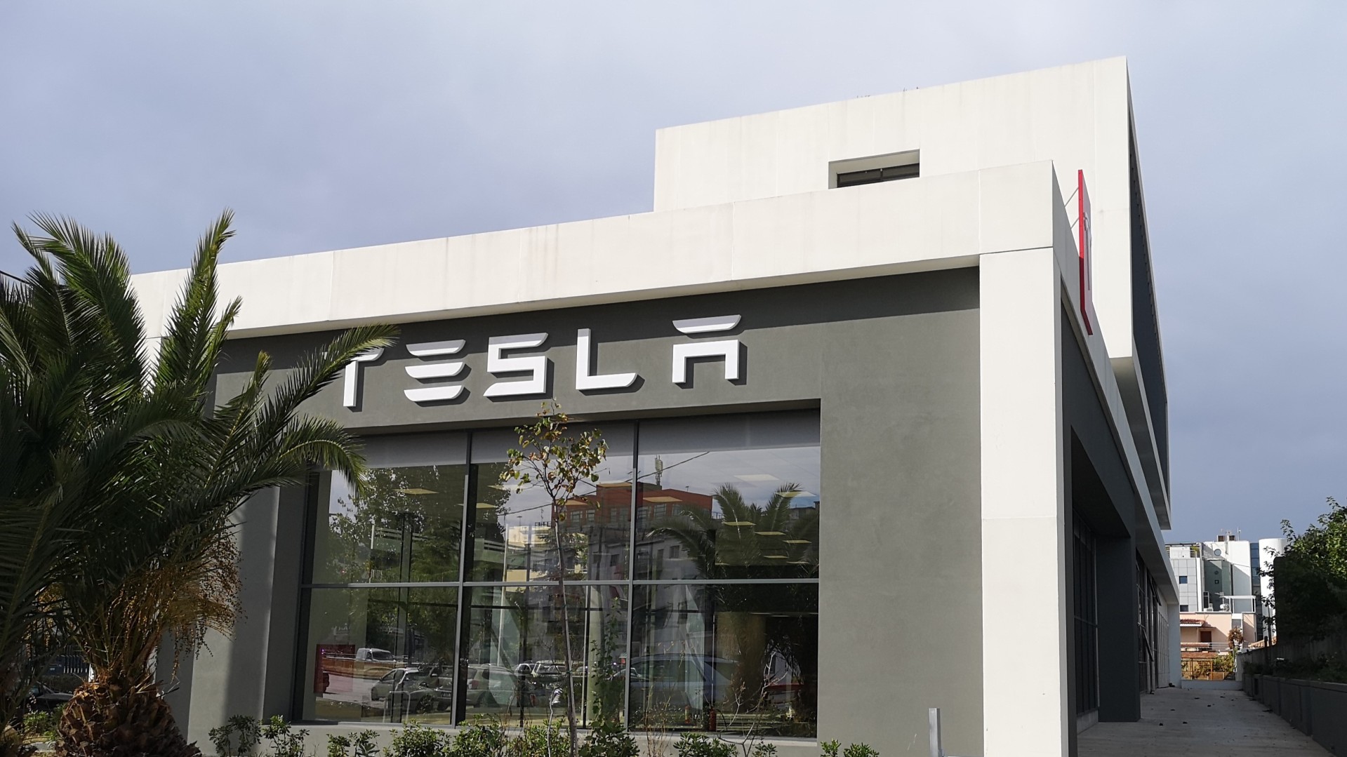 Αυτή είναι η πρώτη αντιπροσωπεία της Tesla στην Ελλάδα: Πού βρίσκεται - Πότε ανοίγει
