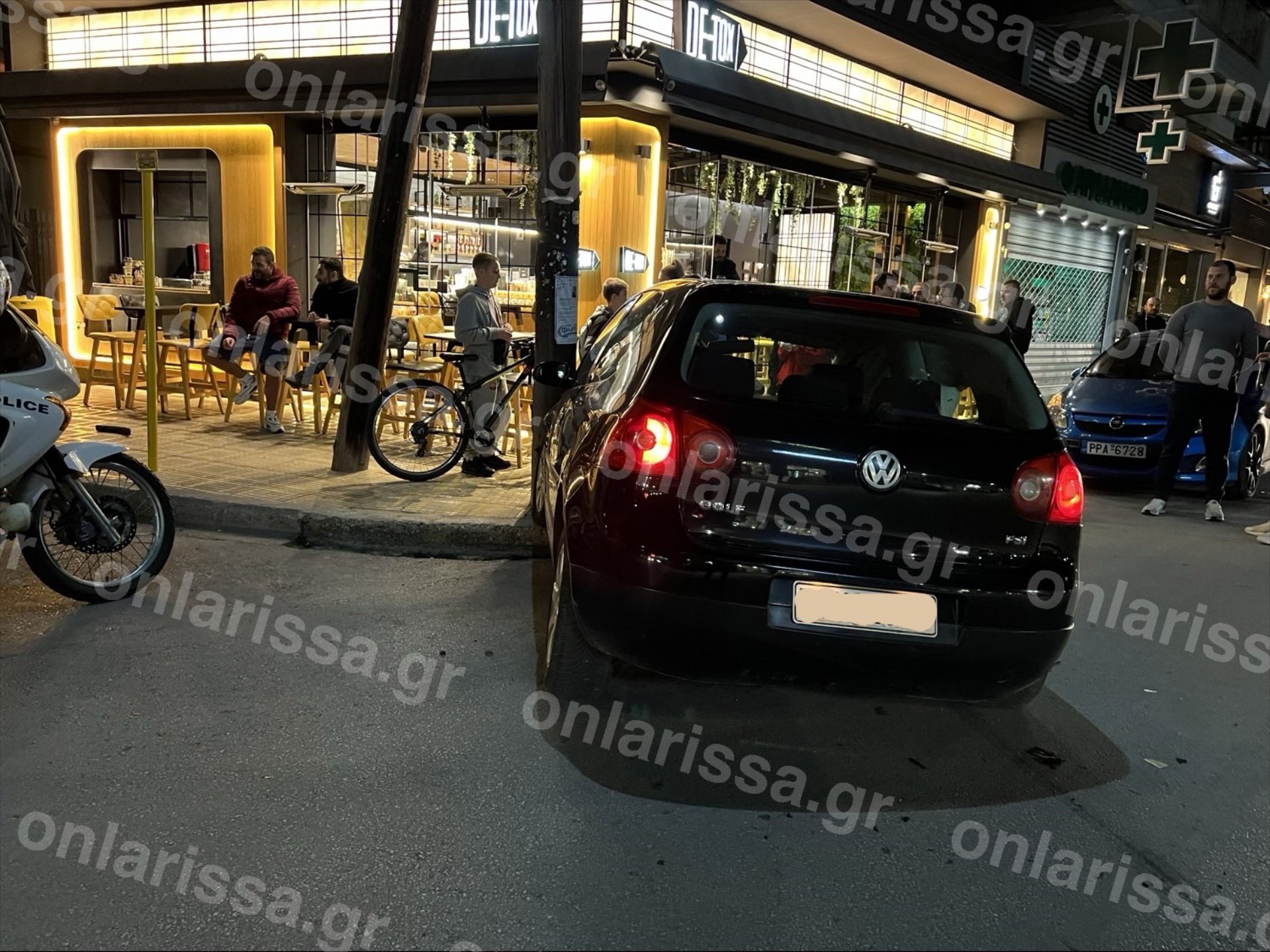 Λάρισα: Διπλό τρακάρισμα - Πώς μια κολώνα «έσωσε» μια καφετέρια
