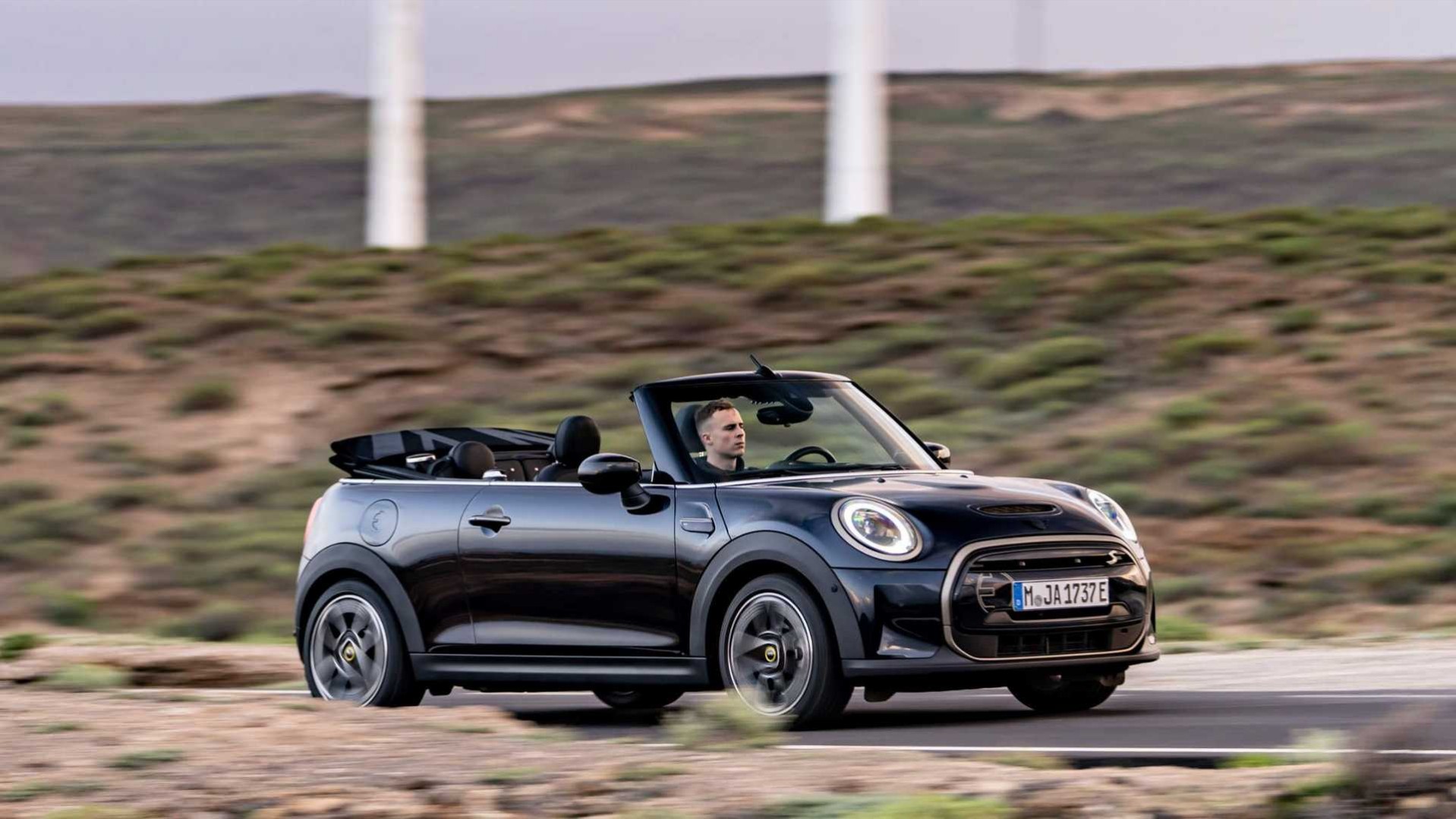 Η MINI παρουσίασε το πρώτο ηλεκτρικό cabrio στον κόσμο