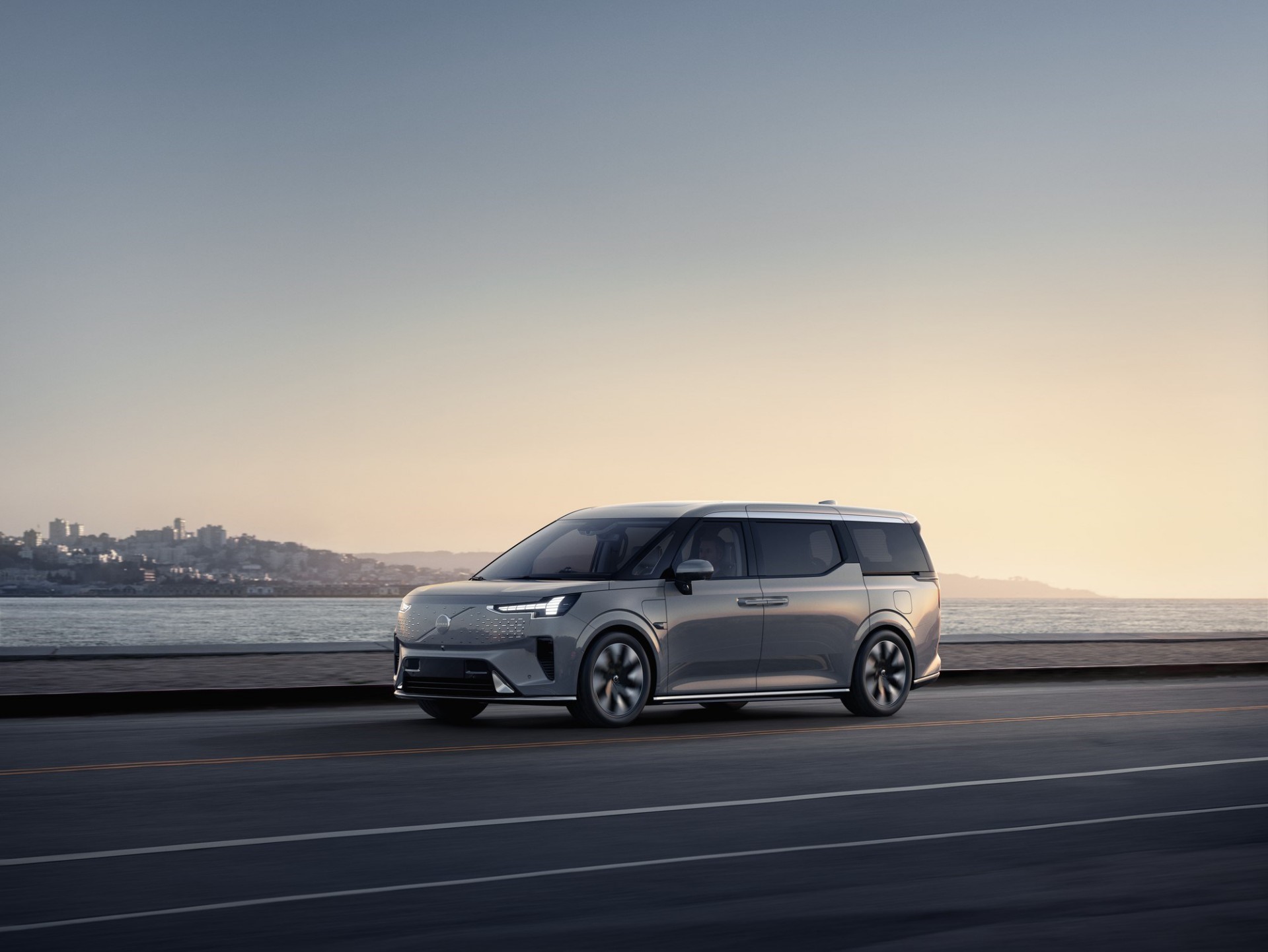 Νέο Volvo EM90: Ένα ηλεκτρικό MPV, πιο άνετο κι από σπίτι [video]