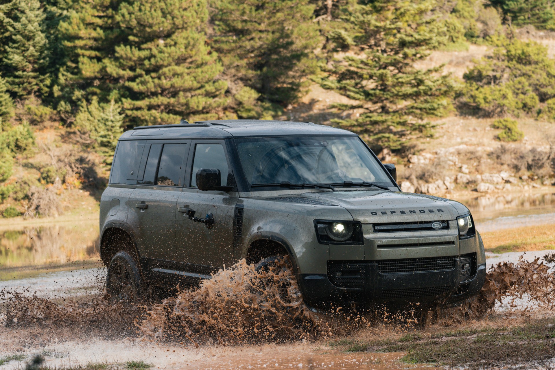Το Land Rover Defender οργώνει σε off-road διαδρομές στην Ελλάδα 