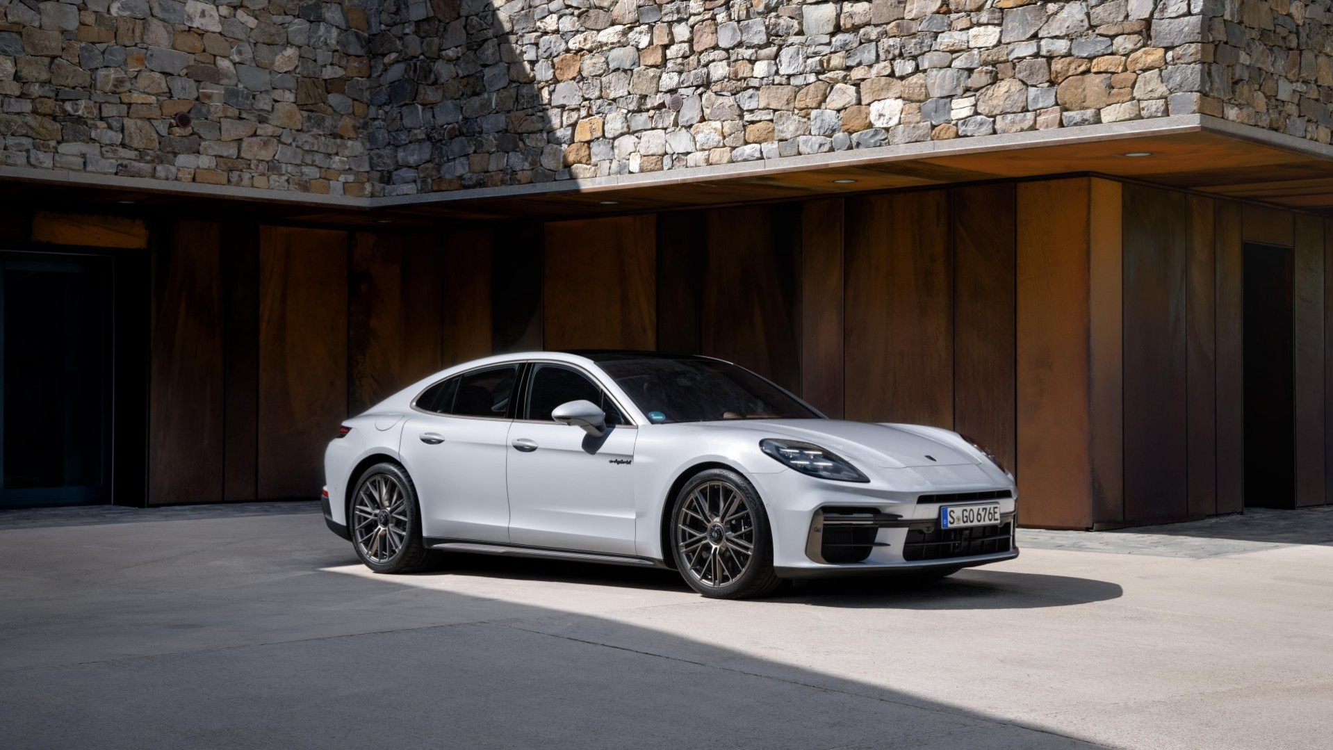 Η νέα Porsche Panamera είναι η ισχυρότερη που έχει κατασκευαστεί ποτέ – Δες την εξωφρενική ισχύ