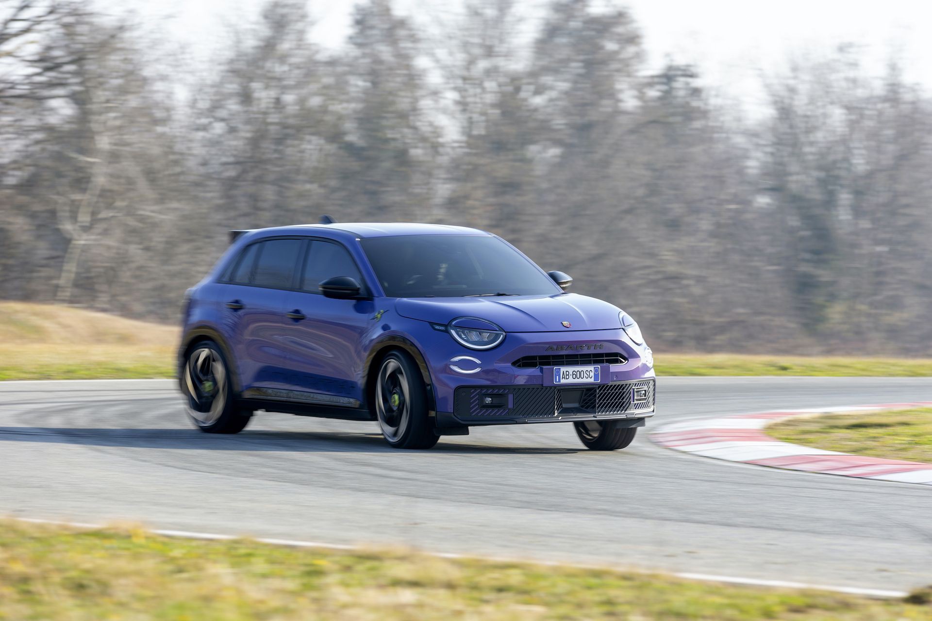 Οδηγούμε στο Balocco το Abarth 600e: Scorpionissima