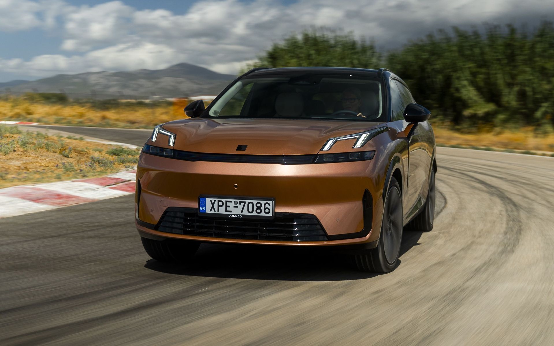 Οδηγούμε στην πίστα των Μεγάρων το νέο Lynk & Co 08 