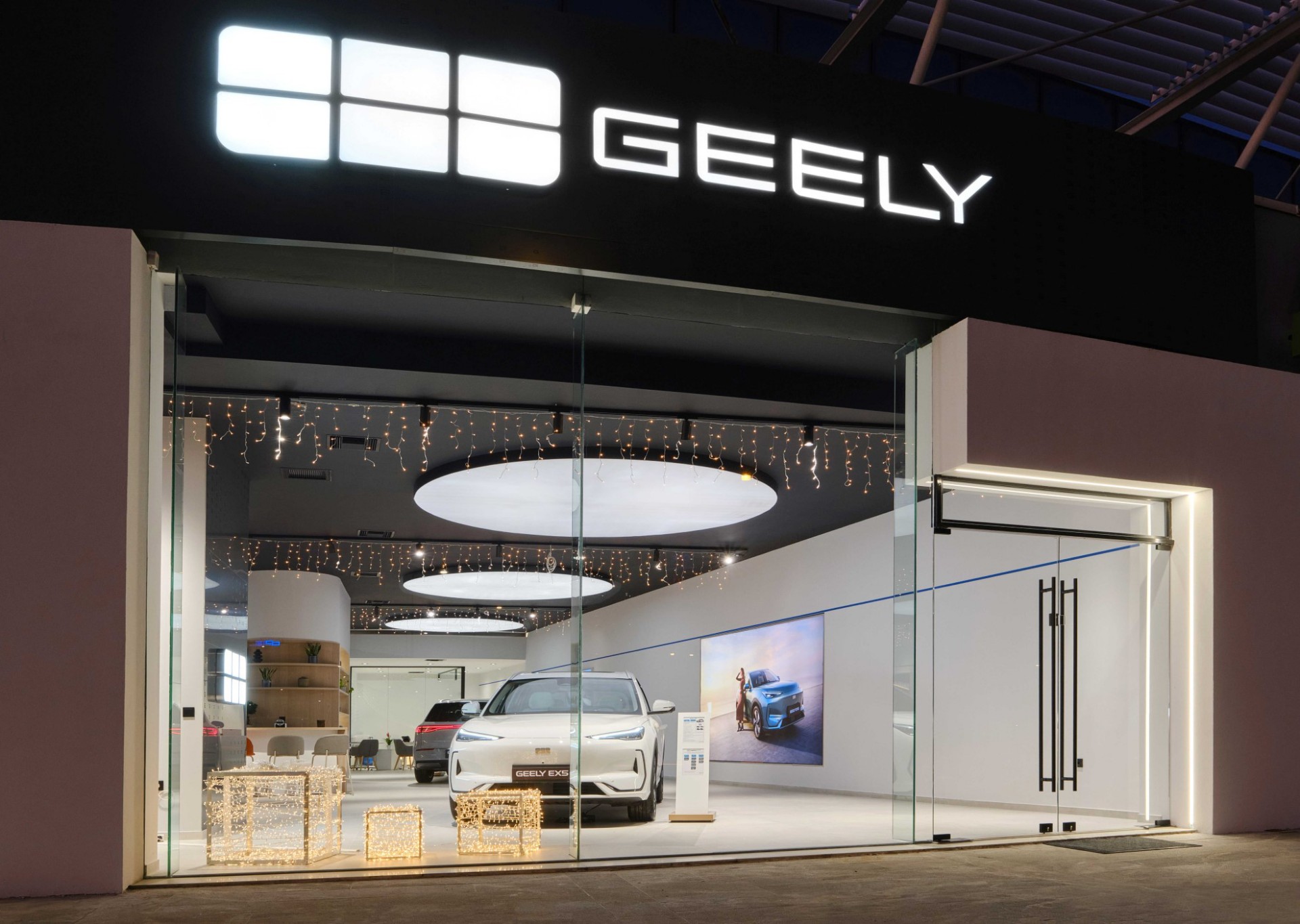 Αυτό είναι το πρώτο κατάστημα της Geely στην Ελλάδα – Και δίνει SUV με 254 ευρώ το μήνα