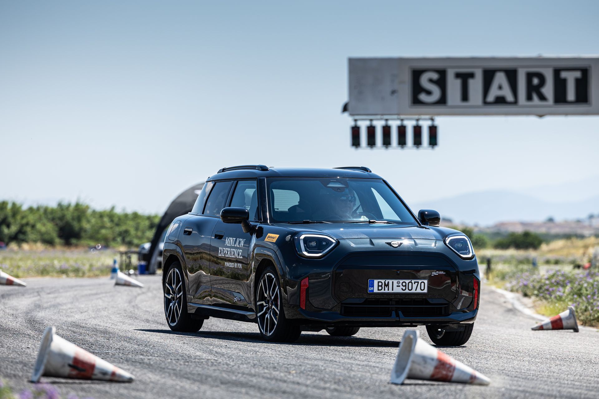 Οδηγούμε στην πίστα των Μεγάρων όλα τα MINI John Cooper Works