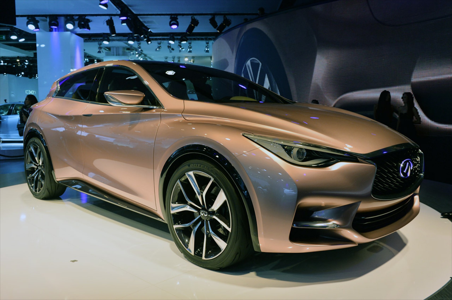 Η Infiniti ψάχνει νέους αγοραστές με το Q30 Concept