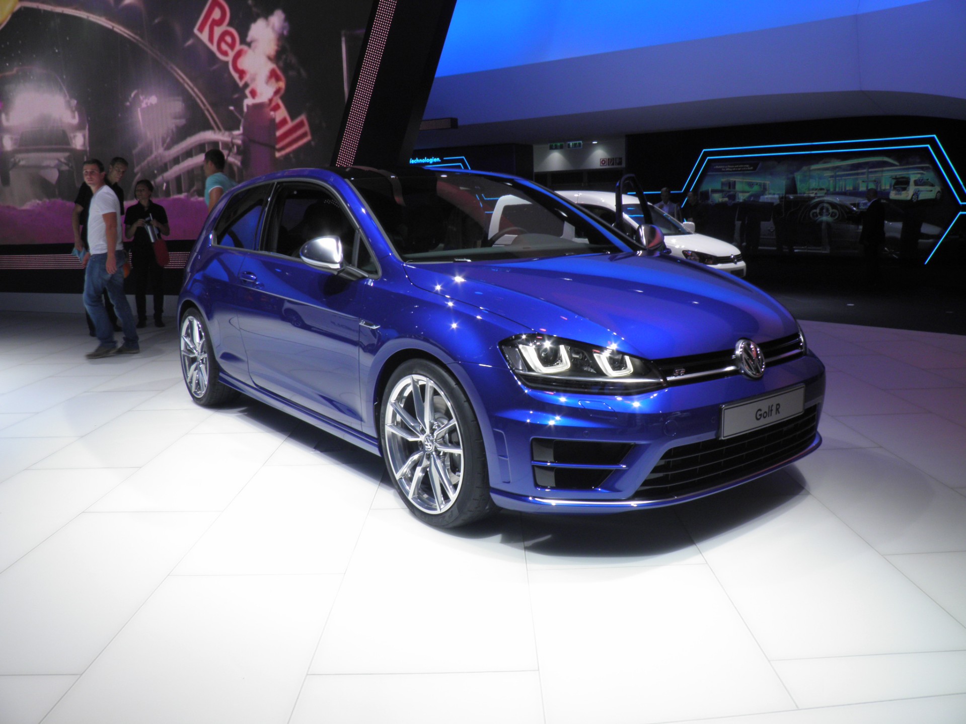 Το VW Golf R δείχνει τα δόντια του… διακριτικά