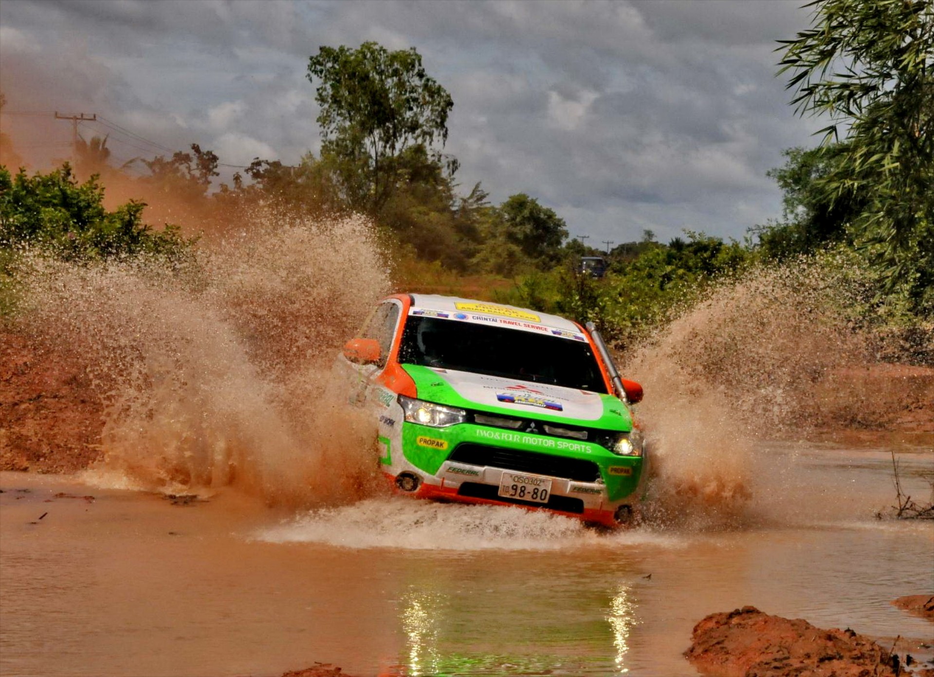 Αγωνιστική περιβολή για το υβριδικό Outlander 