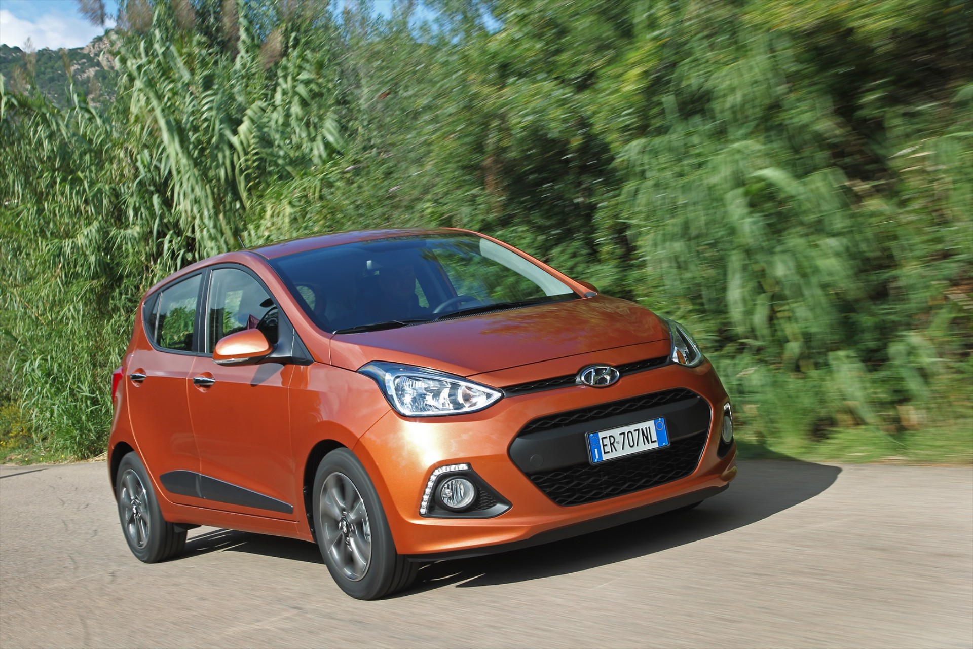 Фото недорогих машин. I 10 Hyundai i10. Hyundai i10 2014. Hyundai i10 2013. Хендай i10 автомат.