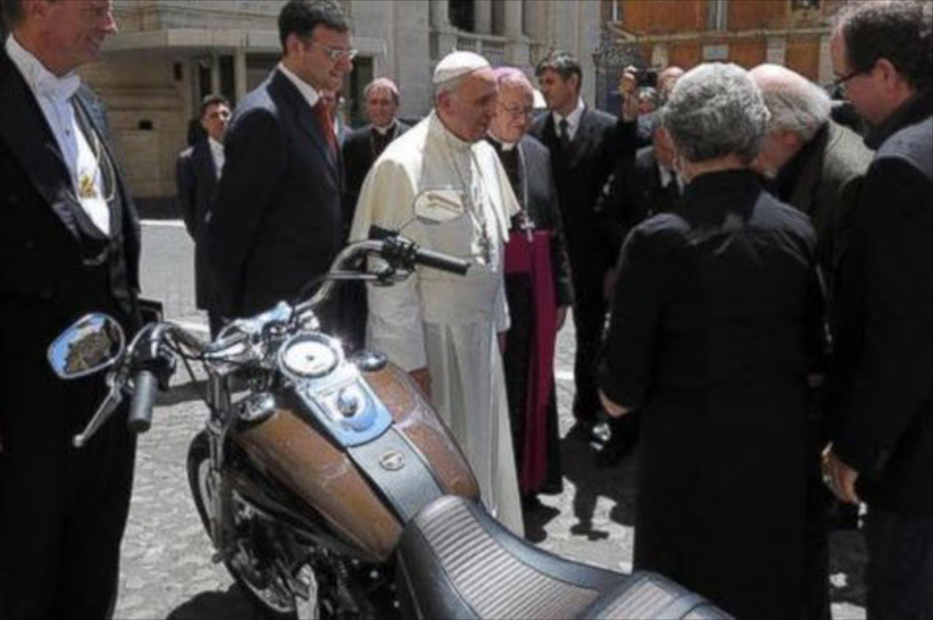 239.000 ευρώ έπιασε η Harley του Πάπα