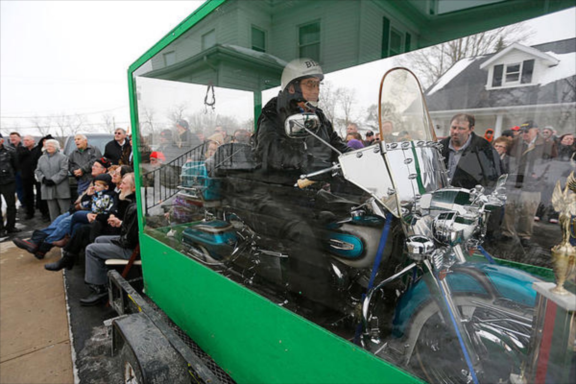 Καβάλα στη Harley, ακόμη και στον τάφο του!