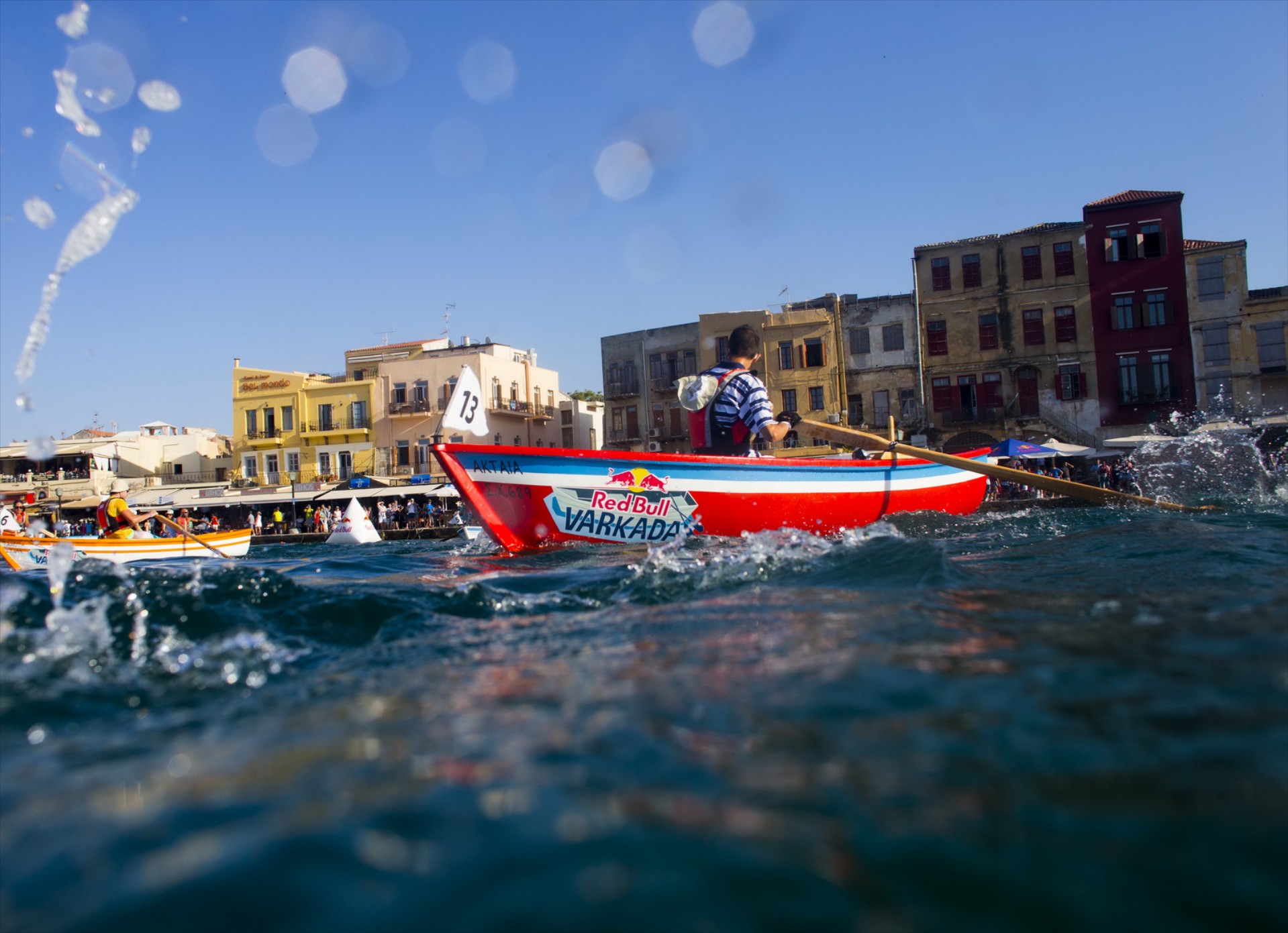 Red Bull Varkada: Κουπί με κουπί