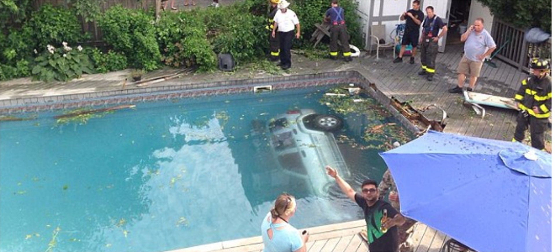 Τετρακίνητο κάνει βουτιά σε πισίνα