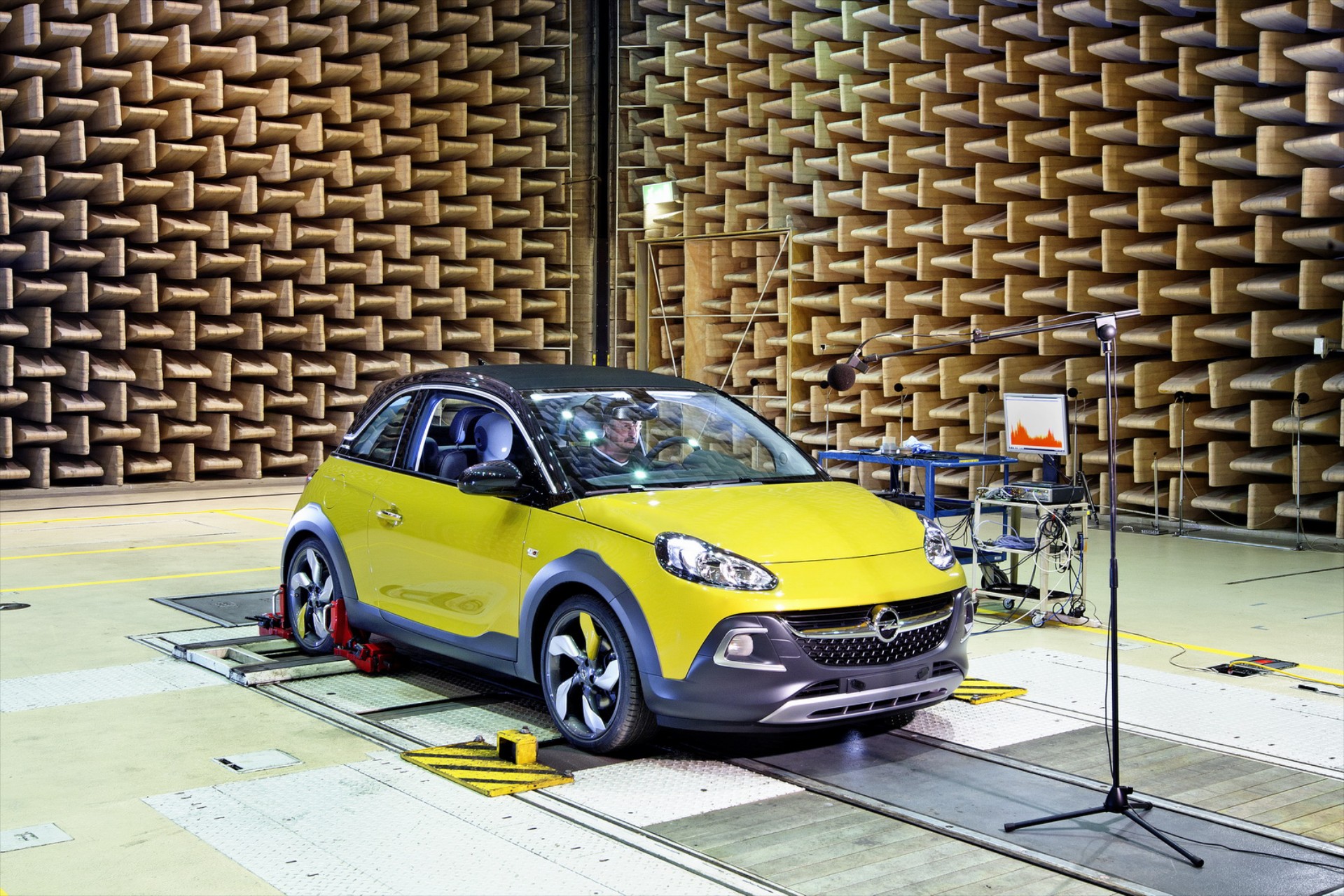Δοκιμές ήχου στο Opel Adam Rocks
