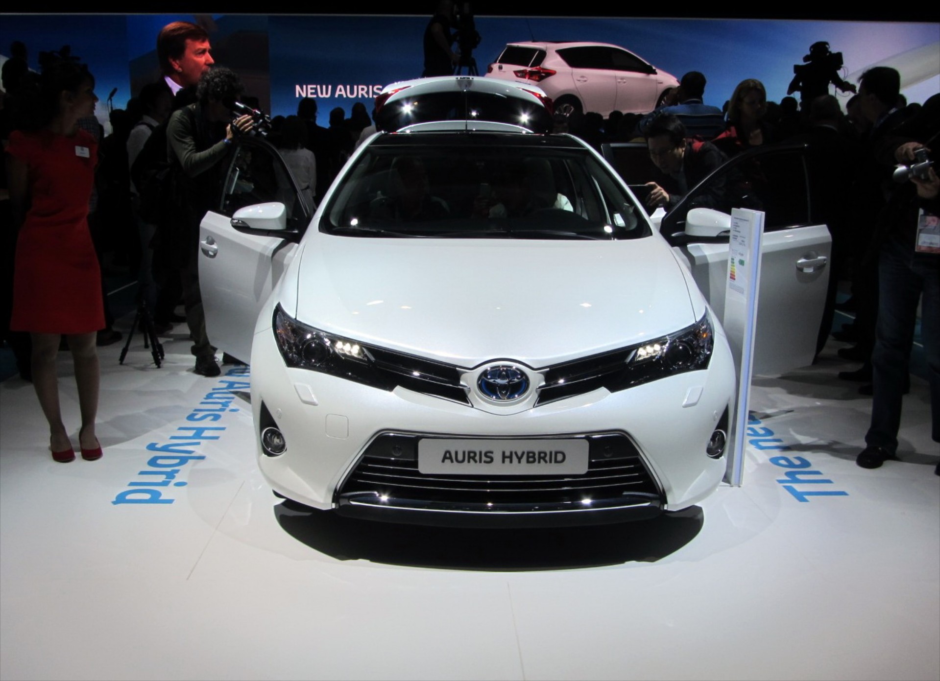 Νέο Toyota Auris Hybrid 2013