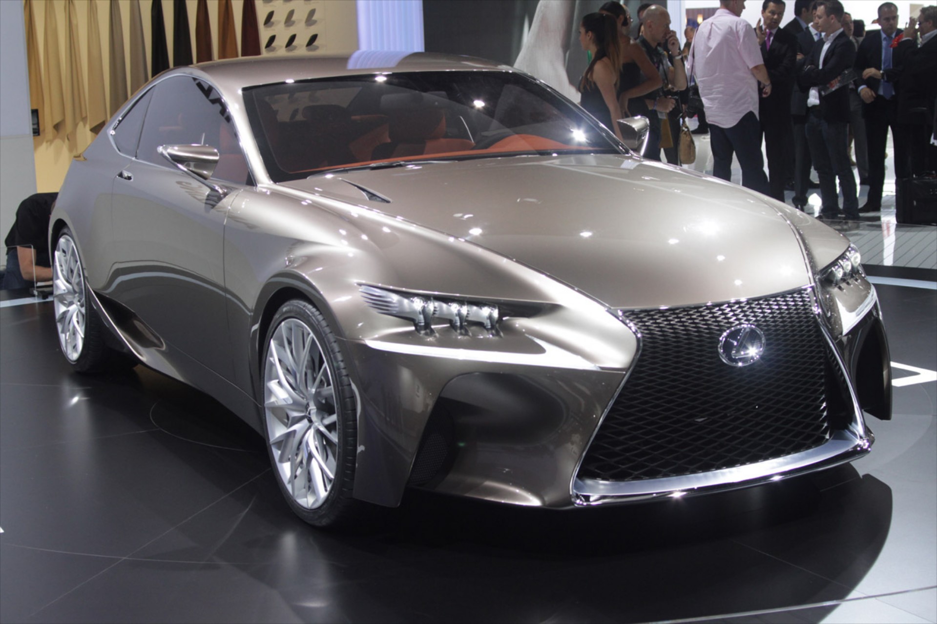 Νέο Lexus LF-CC στο Παρίσι

