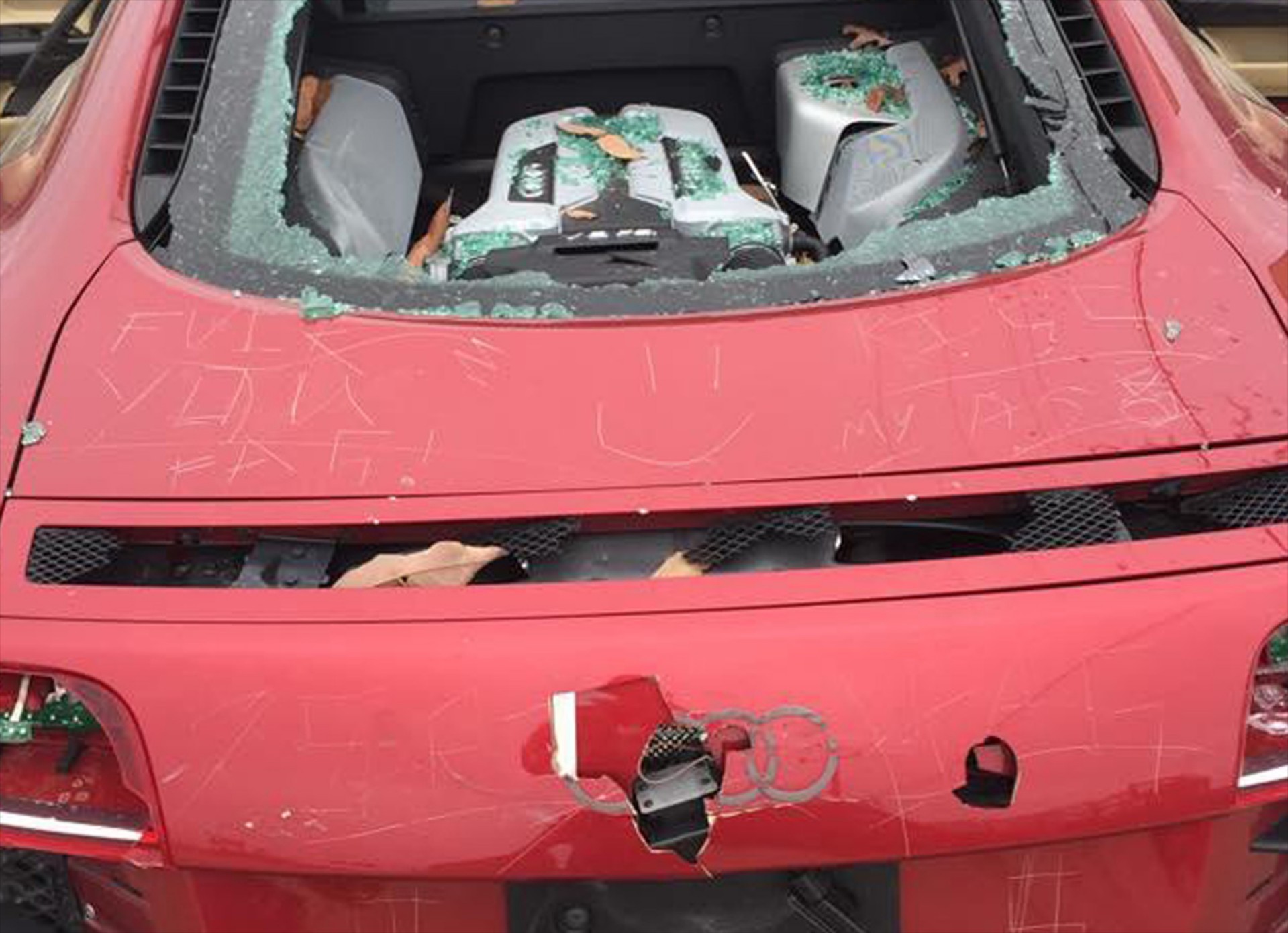 Απατημένη γυναίκα καταστρέφει το R8 του άντρα της