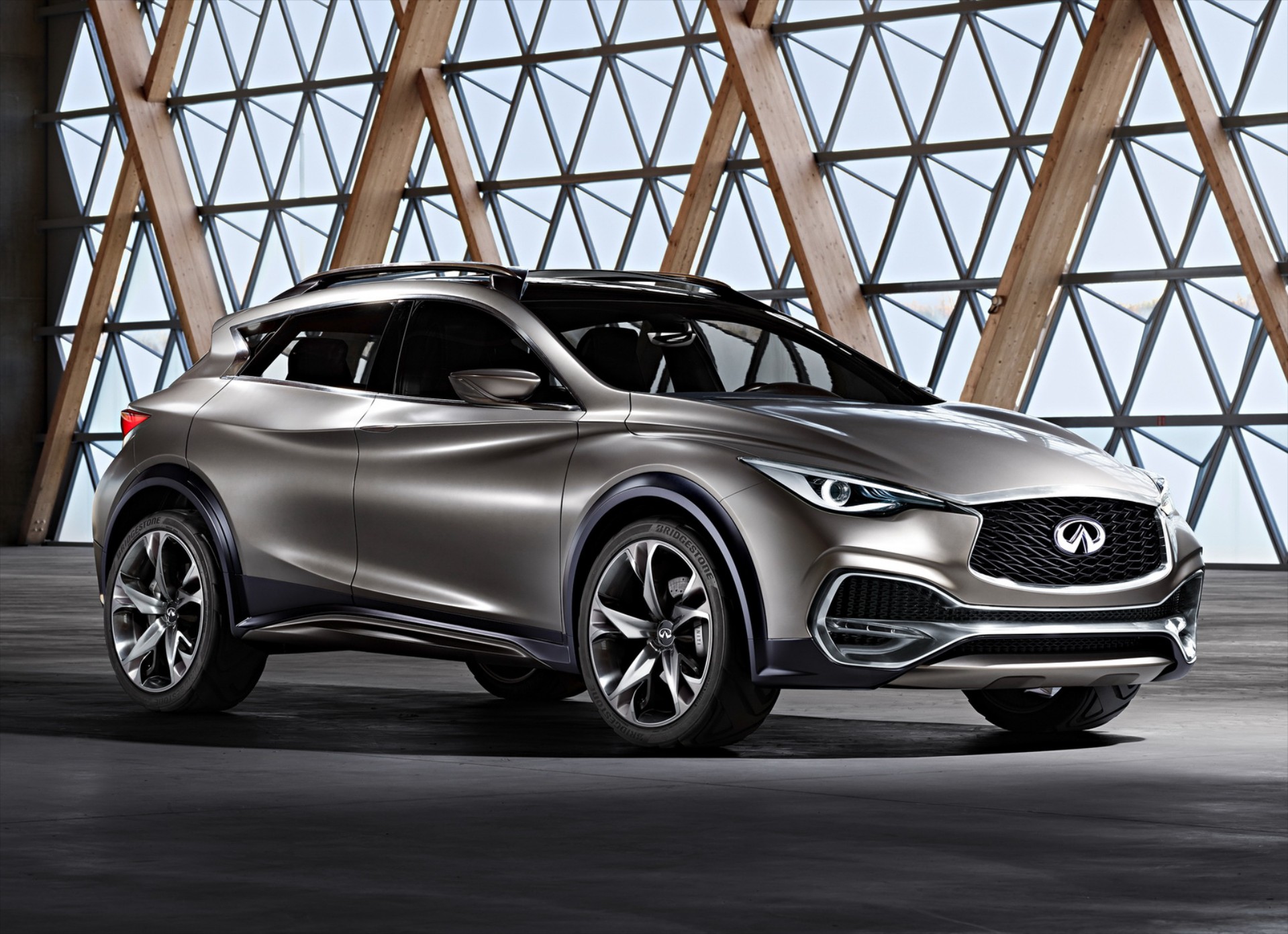 Infiniti QX30 κόντρα στη Mercedes GLA