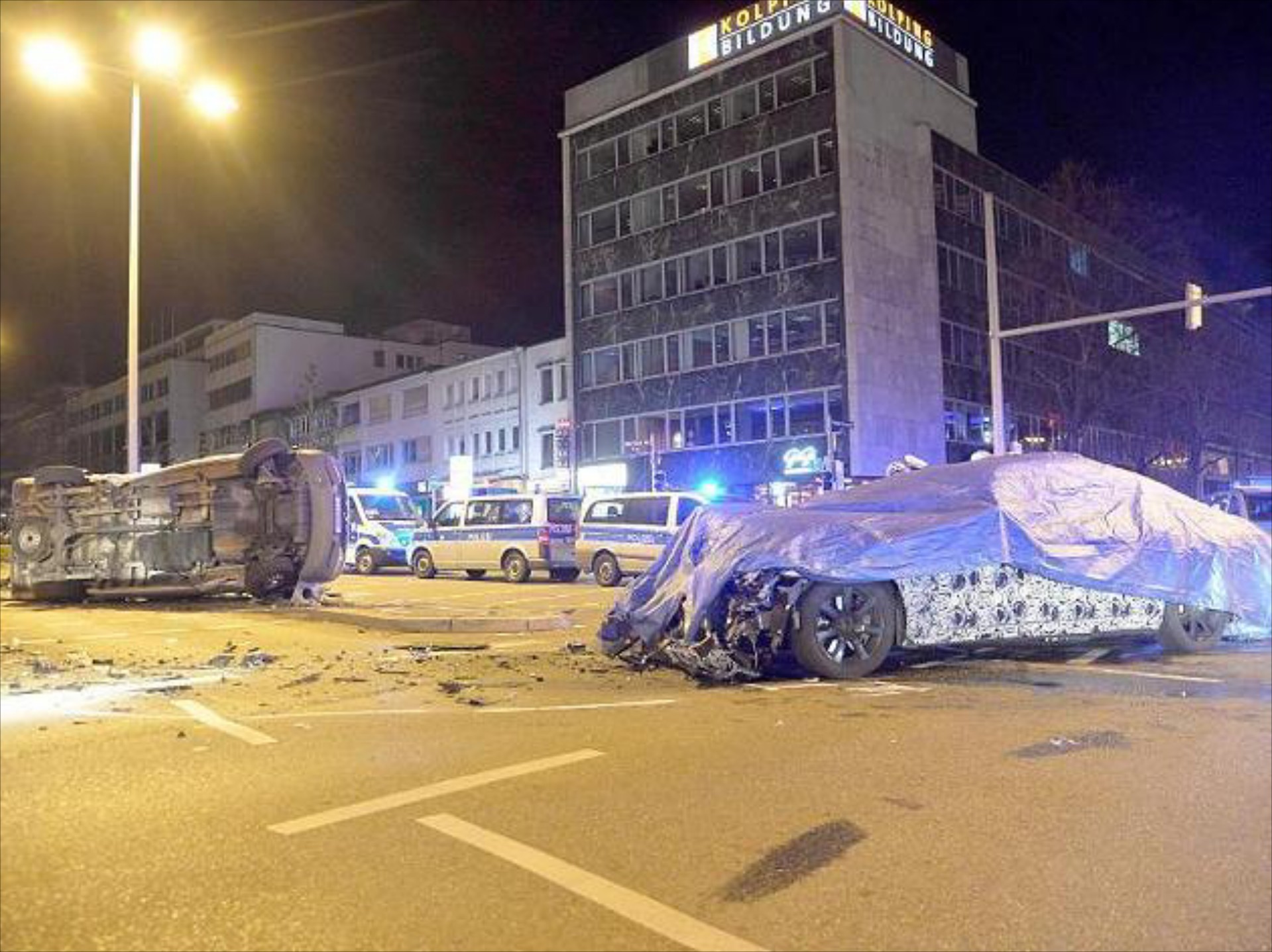 BMW 7άρα υπό δοκιμή τρακάρει με όχημα της Αστυνομίας

