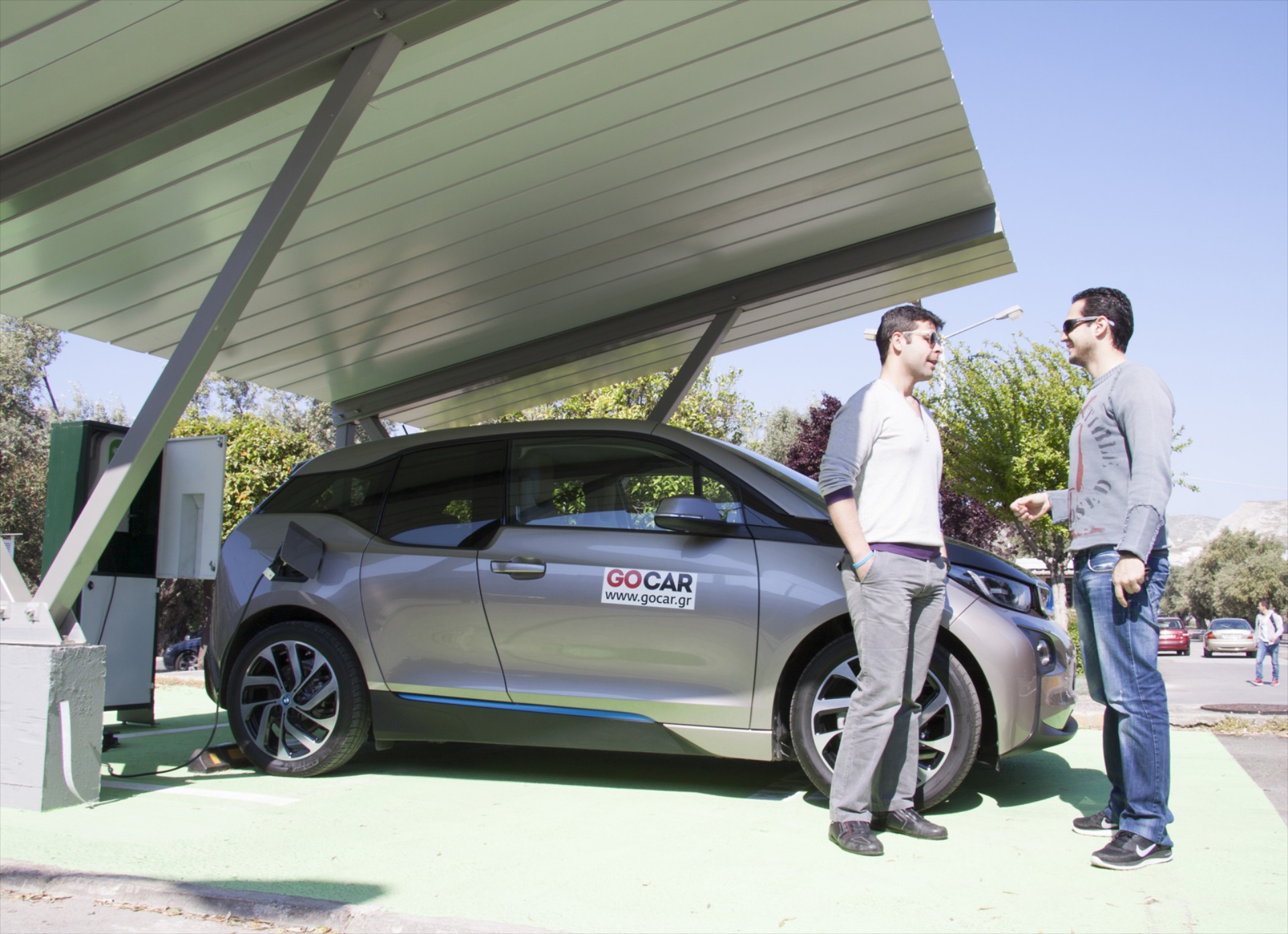 Ηλιακός Σταθμός Φόρτισης οχημάτων στην Αθήνα