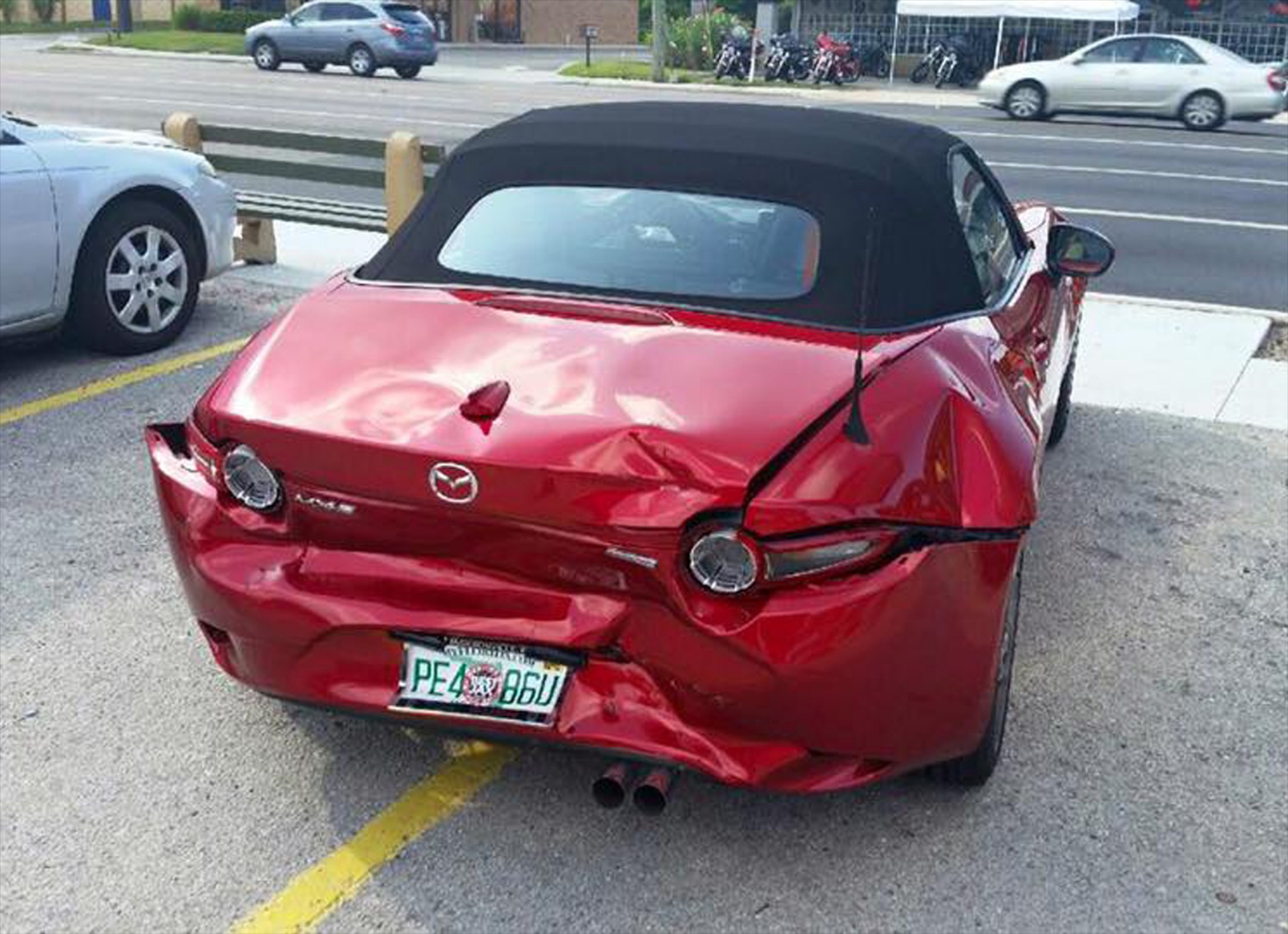 Του τρακάρουν το νέο Mazda MX-5. Τι έκανε η εταιρεία;