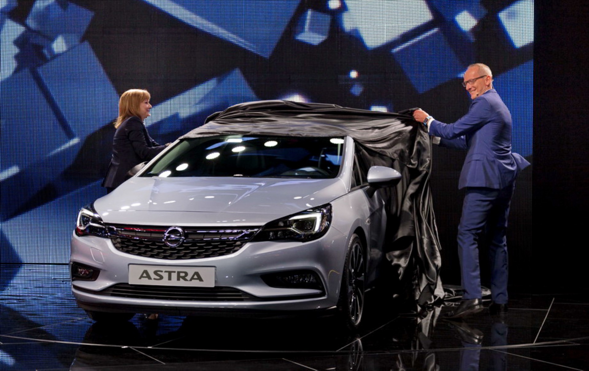 Το νέο Opel Astra λάμπει στη Φρανκφούρτη