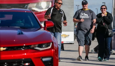 H Danica Patrick παραδίδει την 1η Chevrolet Camaro