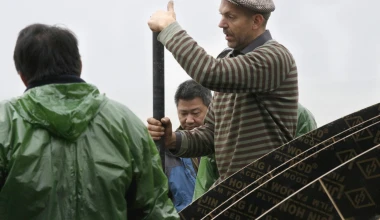 Range Rover διασχίζει… χάρτινη γέφυρα! (VIDEO)