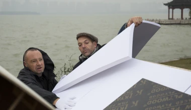 Range Rover διασχίζει… χάρτινη γέφυρα! (VIDEO)