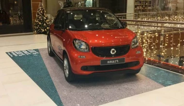 Η Mercedes-Benz έβαλε τα γιορτινά της