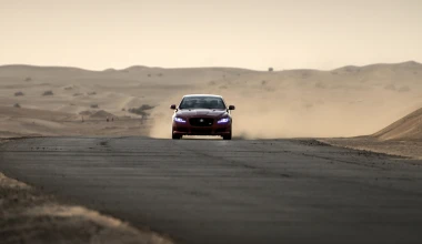 Άνθρωπος-πύραυλος κόντρα με Jaguar XJR (video)